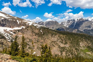Colorado 'daki Rocky Dağı Ulusal Parkı' nın Trail Ridge Yolu 'ndan panoramik bir görüntüsü..