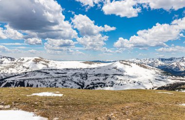 Colorado 'daki Rocky Dağı Ulusal Parkı' nın Trail Ridge Yolu 'ndan panoramik bir görüntüsü..