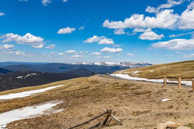 Colorado 'daki Rocky Dağı Ulusal Parkı' nın Trail Ridge Yolu 'ndan panoramik bir görüntüsü..