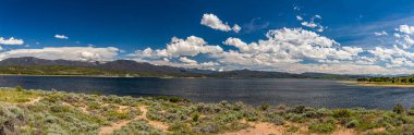 Grand Lake Colorado 'daki Rocky Dağı Ulusal Parkı' nın batı ucundaki Granby Gölü 'nün kıyı şeridi manzarası..