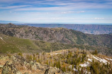 Cennetin Kapısı Vista, Batı Idaho 'daki Yedi Şeytani Dağ' a ve Hells Canyon Ulusal Eğlence Bölgesi 'ne bakıyor..