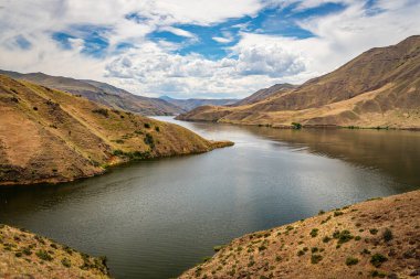 Cehennem Kanyonu 'ndaki Idaho ve Oregon eyaletlerinde Yılan Nehri manzarası.