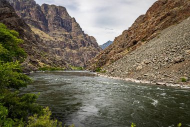 Cehennem Kanyonu 'ndaki Idaho ve Oregon eyaletlerindeki Yılan Nehri manzarası.