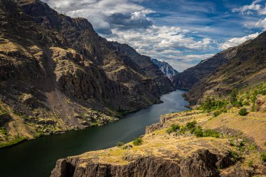 Cehennem Kanyonu 'ndaki Idaho ve Oregon eyaletlerindeki Yılan Nehri manzarası.