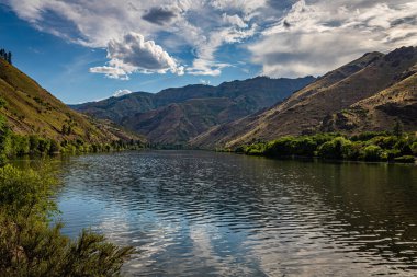 Cehennem Kanyonu 'ndaki Idaho ve Oregon eyaletlerindeki Yılan Nehri manzarası.