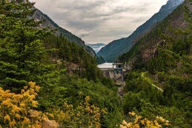Washington, Rockport yakınlarındaki Kuzey Cascades Ulusal Parkı 'ndaki Skagit Nehri' ndeki Gorge Gölü Barajı..