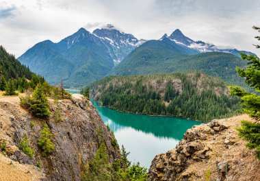 Kuzey Cascades Ulusal Parkı, Kuzey Washington eyaletinin Cascades Dağları 'nda bulunan ıssız ve engebeli bir arazidir..
