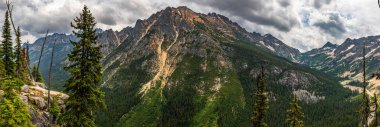 Kuzey Cascades Ulusal Parkı, Kuzey Washington eyaletinin Cascades Dağları 'nda bulunan ıssız ve engebeli bir arazidir..