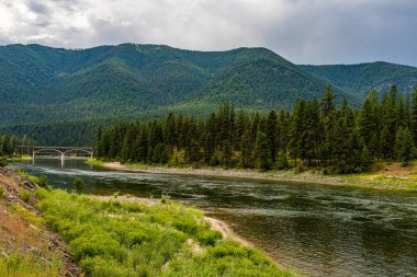 Columbia Nehri 'nin Clark Fork' u Montana 'daki en büyük nehirdir ve Idaho sınırına kadar eğlence amaçlı olarak 1..