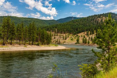 Columbia Nehri 'nin Clark Fork' u Montana 'daki en büyük nehirdir ve Idaho sınırına kadar eğlence amaçlı olarak 1..