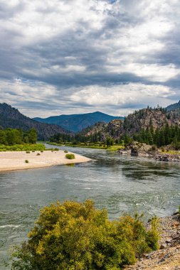 Columbia Nehri 'nin Clark Fork' u Montana 'daki en büyük nehirdir ve Idaho sınırına kadar eğlence amaçlı olarak 1..