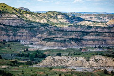 Kuzey Dakota, Medora yakınlarındaki Theodore Roosevelt Ulusal Parkı 'nın Güney Birimi' ndeki Boyalı Kanyon Noktası 'ndan panoramik bir manzara.