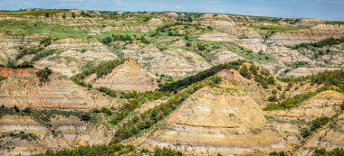 Kuzey Dakota, Medora yakınlarındaki Theodore Roosevelt Ulusal Parkı 'nın Güney Birimi' ndeki Boyalı Kanyon Noktası 'ndan panoramik bir manzara.