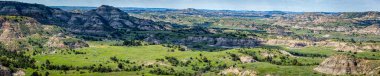 Kuzey Dakota, Medora yakınlarındaki Theodore Roosevelt Ulusal Parkı 'nın Güney Birimi' ndeki Boyalı Kanyon Noktası 'ndan panoramik bir manzara.