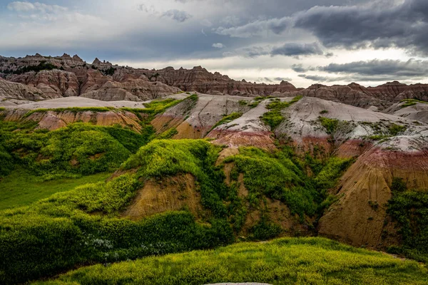 巴德兰国家公园位于南达科他州西南部 拥有近400平方英里的严重侵蚀的纽扣和尖顶 是美国最大的未受干扰的混合草场 — 图库照片