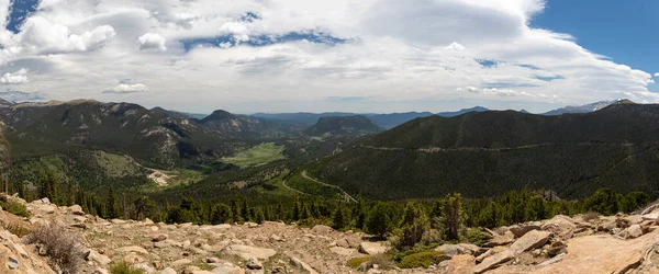レインボーカーブからコロラド州のロッキーマウンテン国立公園のパノラマビューを見下ろす — ストック写真