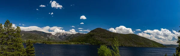 Grand Lake Colorado 'daki Rocky Dağı Ulusal Parkı' nın batı ucundaki Shadow Mountain Gölü 'nün kıyı şeridi manzarası..