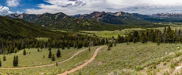 Sawtooth Ulusal Ormanı güney Idaho ve kuzey Utah 'ta iki milyon hektarlık bir alanı kaplar ve Sawtooth Dağları ile Sawtooth Ulusal Dinlenme Alanı' nı kapsar..