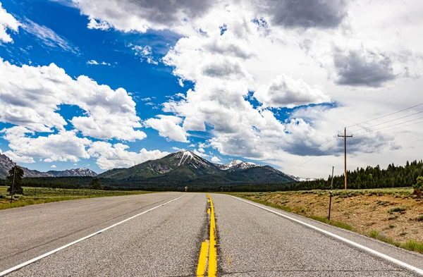 Northbound Idaho Route Makes Its Way Throught Sawtooth National Forest — Stock Photo, Image