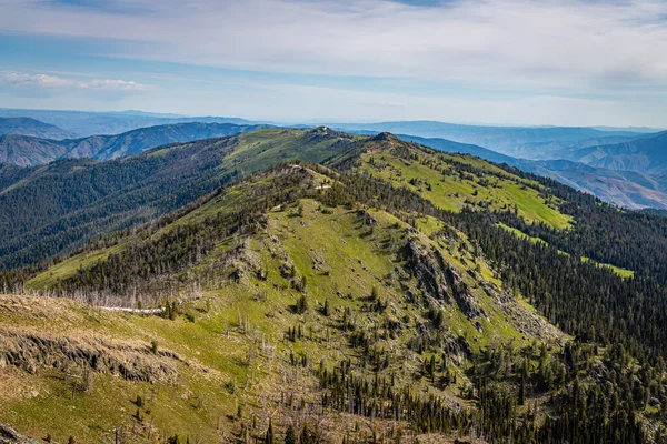 ヘブンズ ゲートビスタは アイダホ州西部のセブン デビル山とヘルズ キャニオン国立レクリエーション地域を見下ろす — ストック写真
