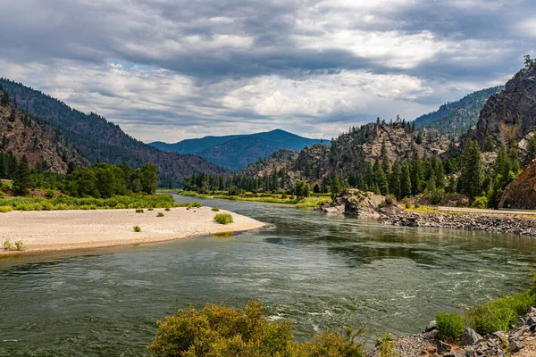 Columbia Nehri 'nin Clark Fork' u Montana 'daki en büyük nehirdir ve Idaho sınırına kadar eğlence amaçlı olarak 1..