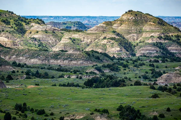 Kuzey Dakota, Medora yakınlarındaki Theodore Roosevelt Ulusal Parkı 'nın Güney Birimi' ndeki Boyalı Kanyon Noktası 'ndan panoramik bir manzara.