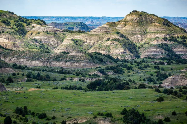 从北达科他州梅多拉附近西奥多 罗斯福国家公园南楼彩绘峡谷俯瞰全景 — 图库照片