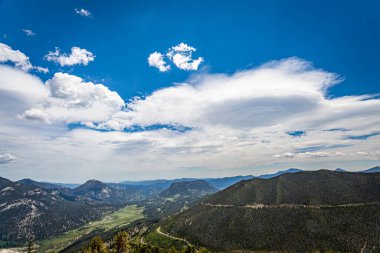 Colorado 'daki Rocky Dağı Ulusal Parkı' nın Trail Ridge Yolu 'ndan panoramik bir görüntüsü..