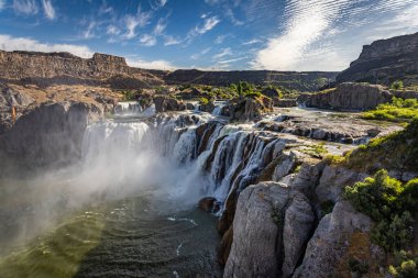 Shoshone Şelalesi, Güney Idaho 'daki Twin Falls yakınlarındaki Snake River' da bir şelaledir..