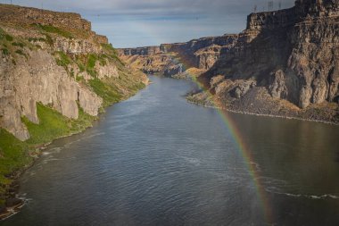 Shoshone Şelalesi, Güney Idaho 'daki Twin Falls yakınlarındaki Snake River' da bir şelaledir..