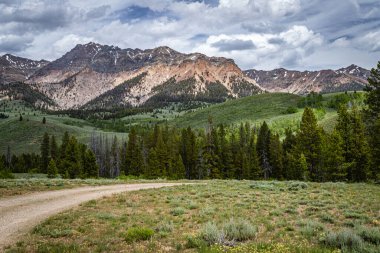 Ketchum, Idaho yakınlarındaki Sawtooth Ulusal Ormanında Boulder Zirvesi.