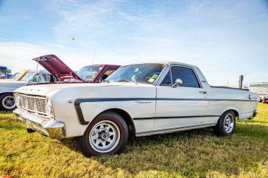 Daytona Plajı, FL / USA- 24 Kasım 2018: Beyaz 1966 Ford Ranchero 2018 Daytona Türkiye Koşusu.