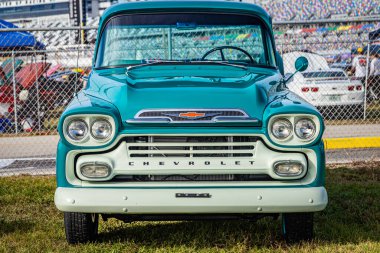 Daytona Plajı, FL / USA- 24 Kasım 2018: Yeşil 1959 Chevrolet Apaçi pikap kamyonu 2018 Daytona Turu.