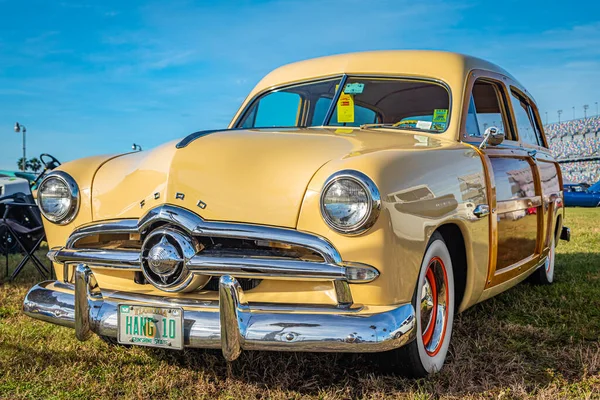 Daytona Beach Usa November 2018 Yellow 1949 Ford Woody Deurs — Stockfoto