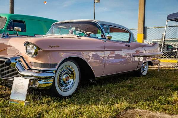 Daytona Beach Noviembre 2018 Pink 1957 Cadillac Coupe Ville Otoño —  Fotos de Stock