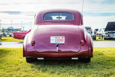 Daytona Beach, FL / USA- 24 Kasım 2018: Red 1939 Oldsmobile Serisi 60 Coupe at the Fall 2018 Daytona Run.