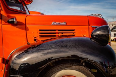 Daytona Plajı, FL / USA- 24 Kasım 2018: Turuncu ve siyah 1941 Plymouth PT-125 kamyonet Sonbahar 2018 Daytona Türkiye Run.