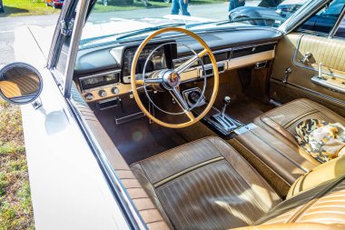 Daytona Plajı, FL / USA- 24 Kasım 2018: 1965 Beyaz Plymouth Spor Hiddeti 2 kapısı Daytona 2018 Daytona Türkiye Koşusu.