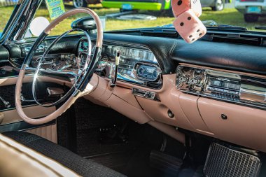 Daytona Plajı, FL / USA- 24 Kasım 2018: Pembe 1957 Cadillac Coupe de Ville at the Fall 2018 Daytona Run.