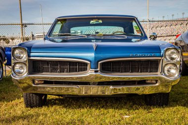 Daytona Beach, FL / USA- 24 Kasım 2018: Blue 1966 Pontiac LeMans at the Fall 2018 Daytona Run.