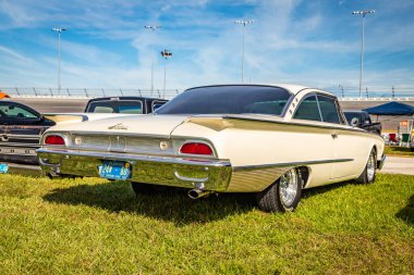 Daytona Plajı, FL / USA- 24 Kasım 2018: 1960 beyaz Ford Starliner 2 kapısı Daytona Türkiye Koşu 2018.