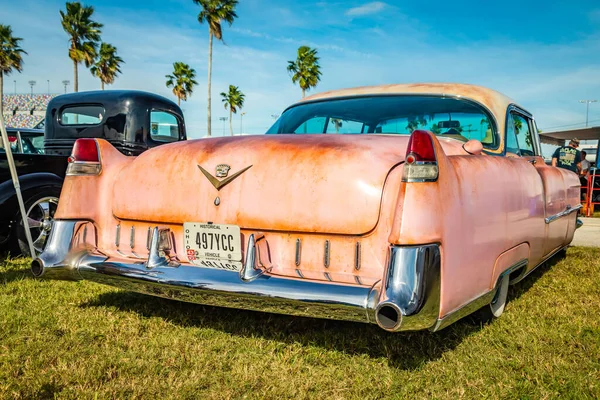 Daytona Beach Usa November 2018 1955 Rostiga Rosa Cadillac Coupe — Stockfoto