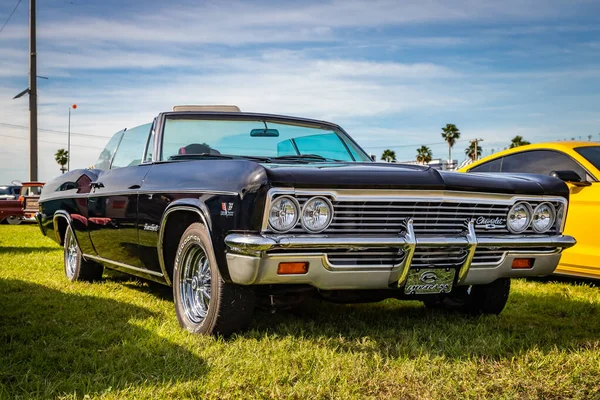 Daytona Beach Noviembre 2018 1966 Negro Chevrolet Impala Puertas Convertible —  Fotos de Stock