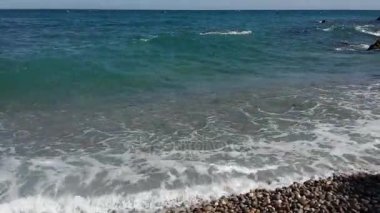 Dalgalar deniz çakıl coast, Karadeniz üzerinde sörf