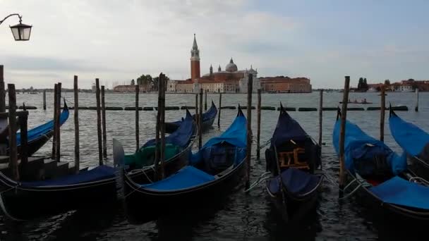 Gondoles sur le Grand Canal de Venise flottant sur l'eau vacillante de la lagune avec son de vue sur la mer — Video