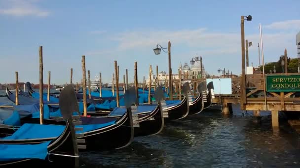 Góndolas en el Gran Canal de Venecia flotando en el agua de la laguna con el sonido de la vista al mar — Vídeos de Stock