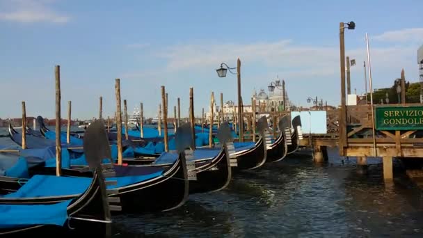 Gondeln auf venezianischem Kanal schweben auf wogendem Wasser der Lagune mit Meeresblick — Stockvideo