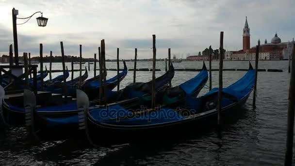 Gondoly v Benátkách Grand kanálu plovoucí na vodě wawing laguny se zvukem z výhledem na moře — Stock video