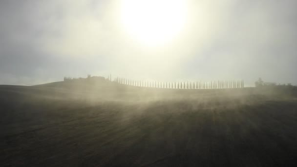 トスカーナの霧の風景 国イタリアの不動産サイプレス付き 空中展望 完了ビュー — ストック動画