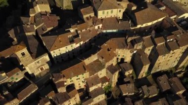 Avrupa 'daki Antik Şehir. İtalya 'daki Ortaçağ Kale Kasabası. Hava görüntüsü. Drone Görünümü.